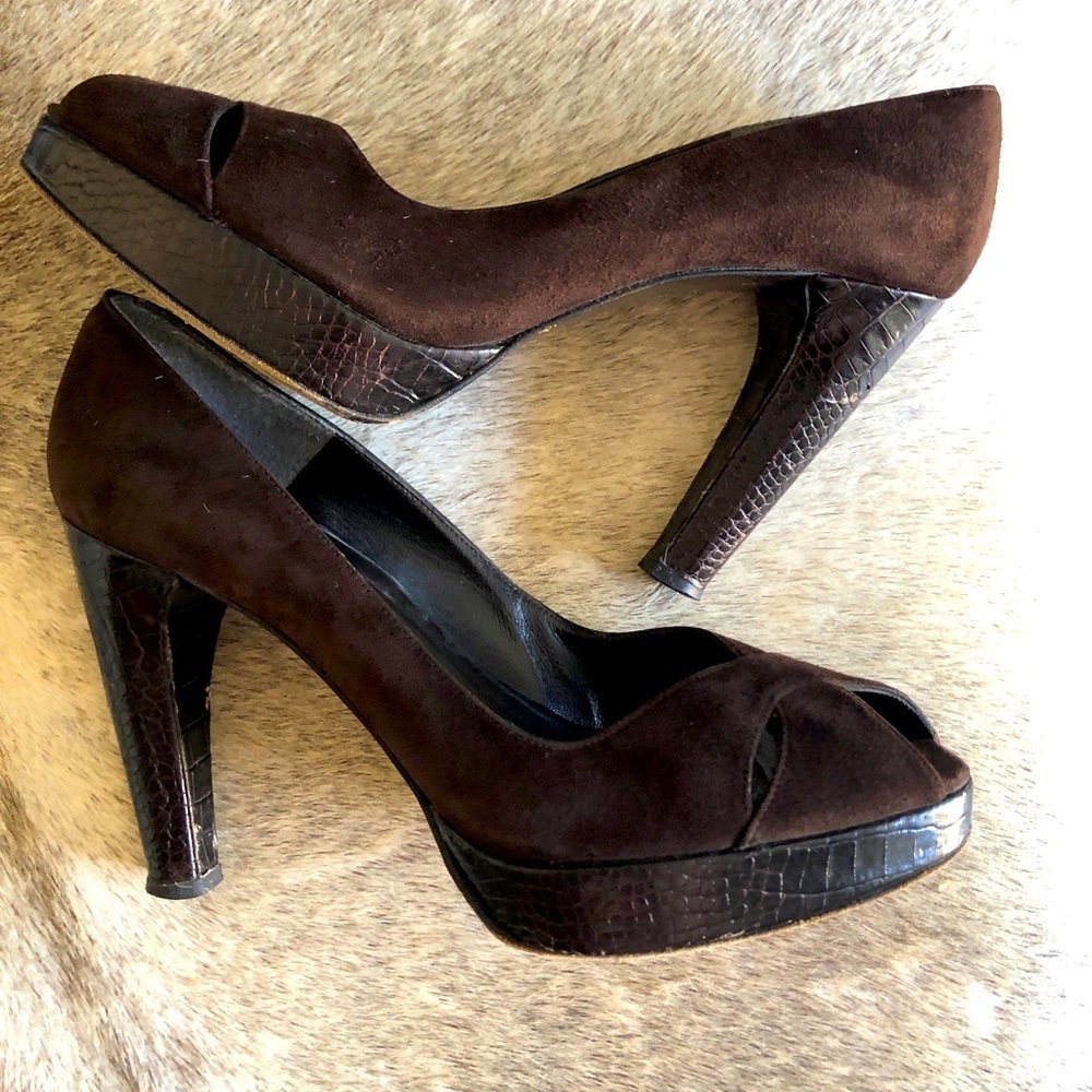 Stuart Weitzman dark brown suede peep toe platform heel embossed detail size 8.5